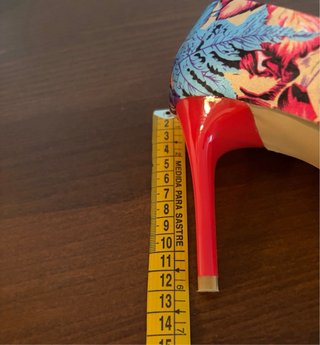 Zapatos de tacón alto con estampado floral