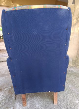 Sillón de tela a cuadros y azul