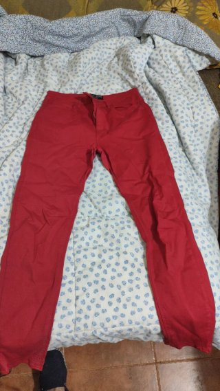 Pantalón rojo chica