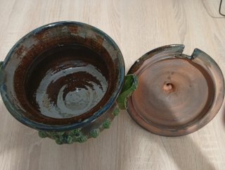 Sopera de barro con piñas y conchas