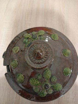 Sopera de barro con piñas y conchas