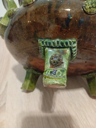 Sopera de barro con piñas y conchas