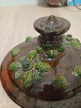 Sopera de barro con piñas y conchas