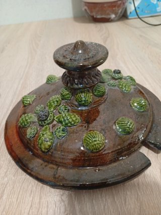 Sopera de barro con piñas y conchas
