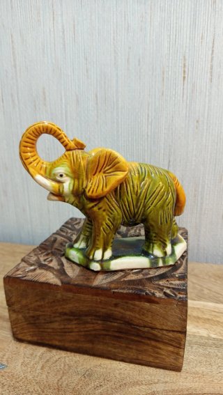 Elefante antiguo de porcelana