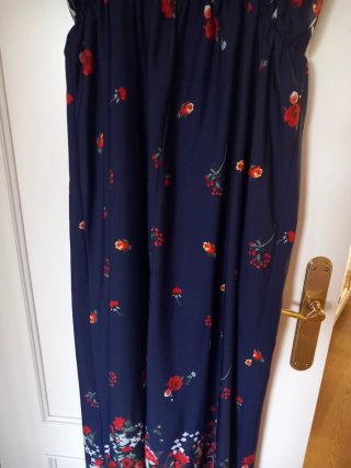 Vestido largo con estampado floral,  fondo azul ma