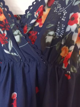 Vestido largo con estampado floral,  fondo azul ma