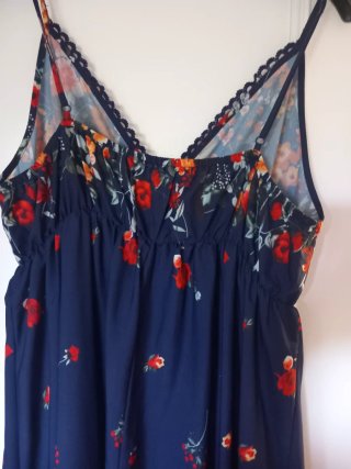 Vestido largo con estampado floral,  fondo azul ma
