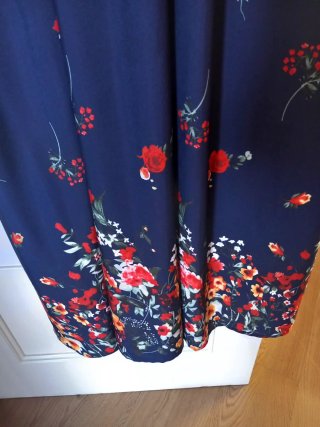 Vestido largo con estampado floral,  fondo azul ma