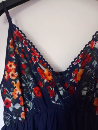 Vestido largo con estampado floral,  fondo azul ma