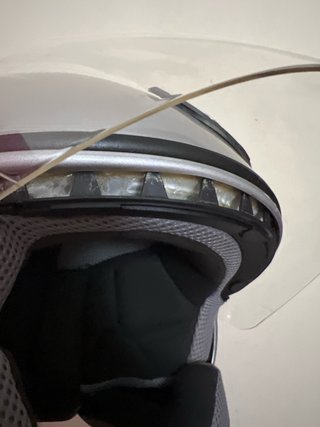 Casco de moto plateado con visor
