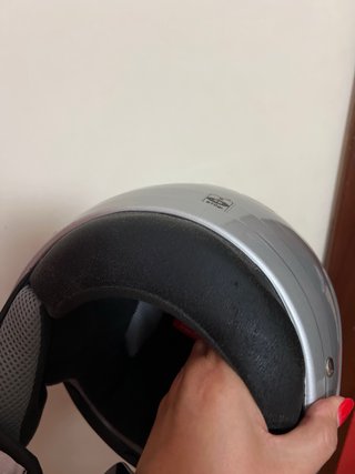 Casco de moto plateado con visor