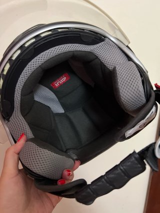 Casco de moto plateado con visor
