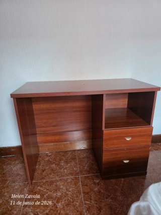Escritorio de madera marrón