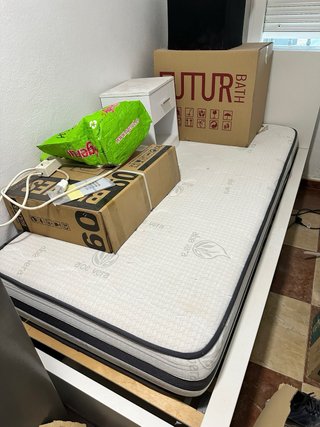 Letto con cassetti e comodino