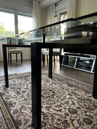 Mesa cristal y 6 sillas cuero blanco