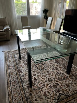 Mesa cristal y 6 sillas cuero blanco