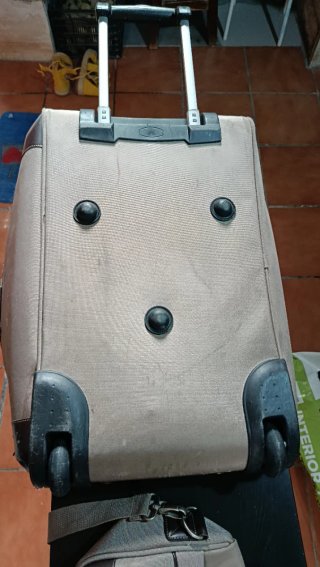 Maleta de viaje y bolso beige y marrón