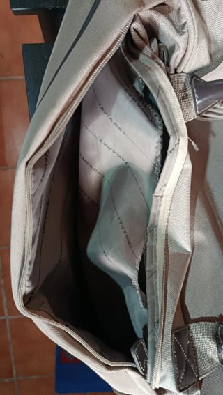 Maleta de viaje y bolso beige y marrón