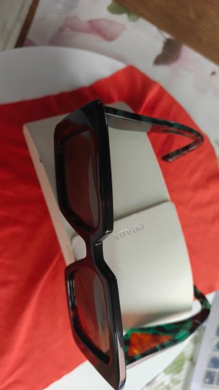 Gafas de sol Prada negras muy poco uso
