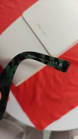 Gafas de sol Prada negras muy poco uso