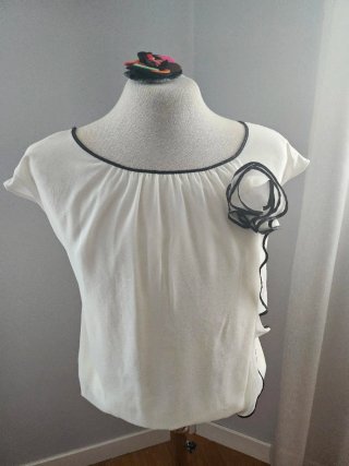 Blusa blanca vaporosa con detalle floral