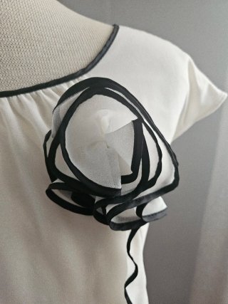 Blusa blanca vaporosa con detalle floral