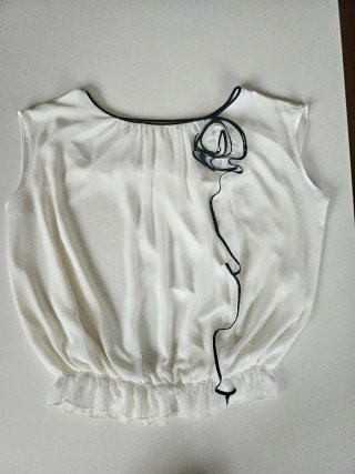Blusa blanca vaporosa con detalle floral