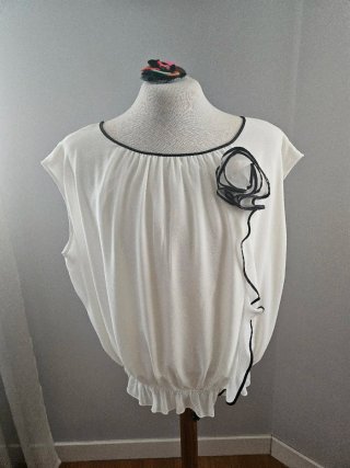 Blusa blanca vaporosa con detalle floral