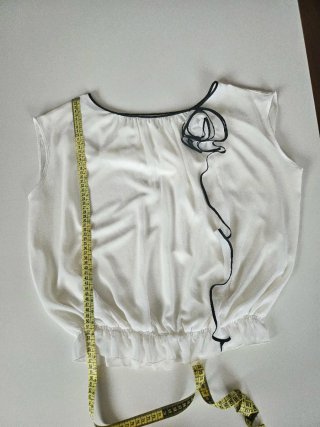 Blusa blanca vaporosa con detalle floral