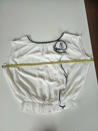 Blusa blanca vaporosa con detalle floral