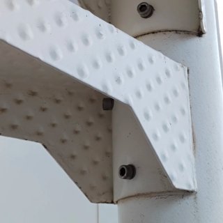 Escalera de caracol exterior blanca