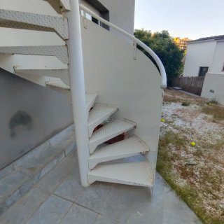 Escalera de caracol exterior blanca