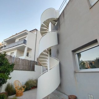 Escalera de caracol exterior blanca