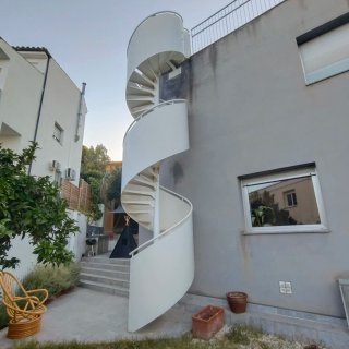 Escalera de caracol exterior blanca