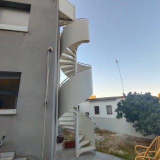 Escalera de caracol exterior blanca