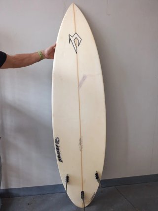 Tabla de surf blanca con logo