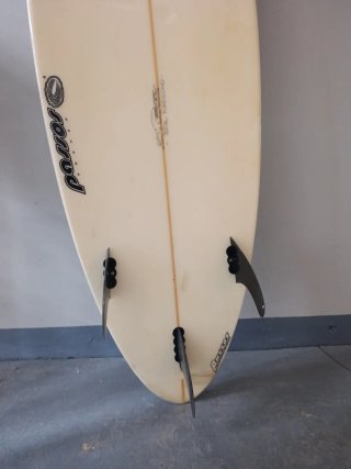Tabla de surf blanca con logo