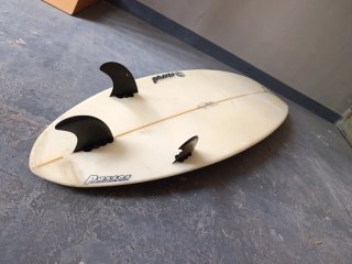 Tabla de surf blanca con logo