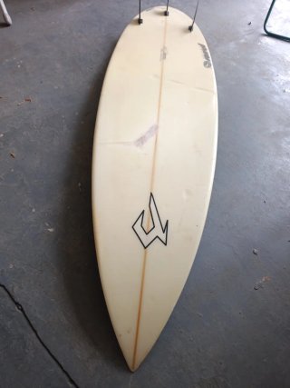 Tabla de surf blanca con logo