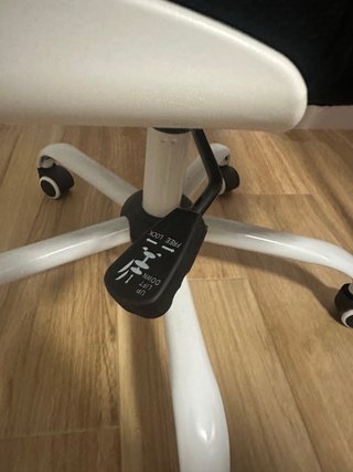 Silla de escritorio ergonómica negra y blanca