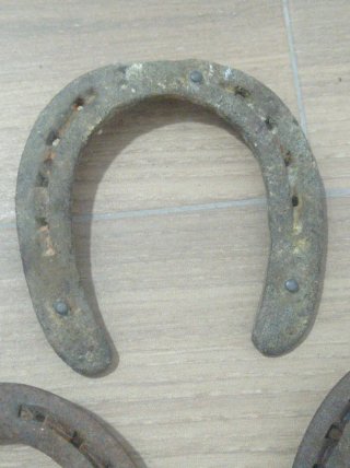 3 herraduras antiguas de caballo