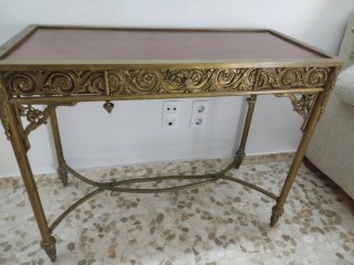 Peinadora antigua de bronce con detalles