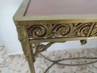 Peinadora antigua de bronce con detalles
