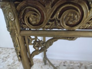 Peinadora antigua de bronce con detalles
