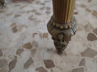 Peinadora antigua de bronce con detalles