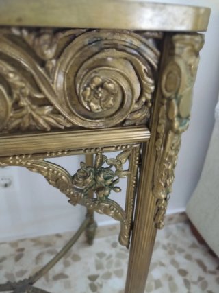 Peinadora antigua de bronce con detalles