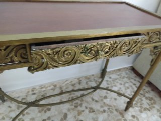 Peinadora antigua de bronce con detalles