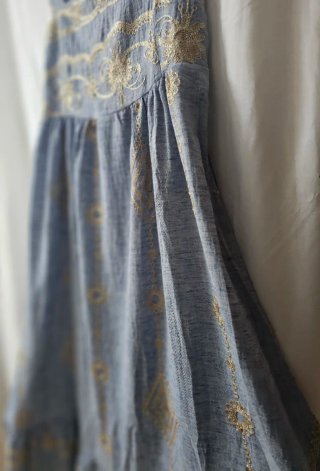 Vestido largo azul con bordado dorado