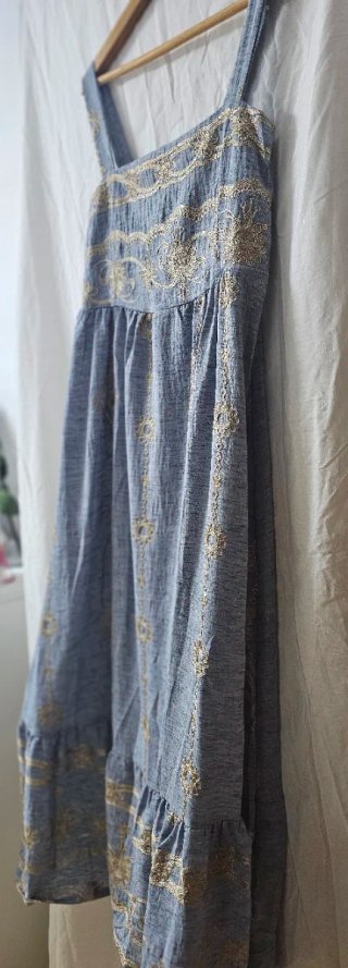 Vestido largo azul con bordado dorado